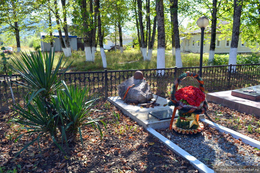 Мемориал погибшим местным жителям во время ВОВ.