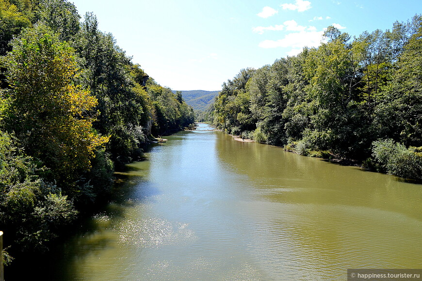 Горячий ключ расположен на реке Псекупс, между северными склонами хребтов — Котх и Пшаф. Находится в 50 км к югу от Краснодара.