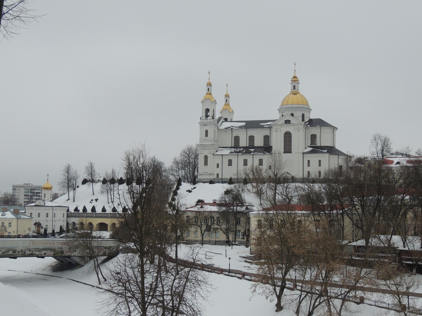 Вид на Успенский собор и Ольгинскую церковь (слева на фотографии) Свято-Духова женского монастыря.