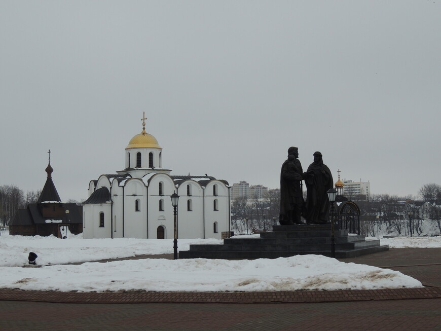 Памятник Александру Невскому и его семье - княжне Александре и сыну Василию.