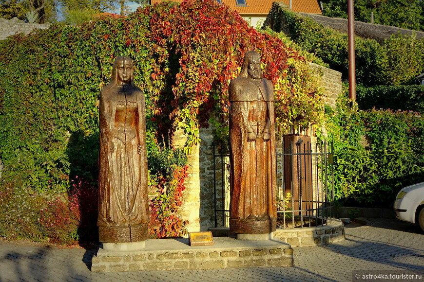 Памятники королю Андраши I и его жене Анастасии, дочери киевского князя Ярослава Мудрого.