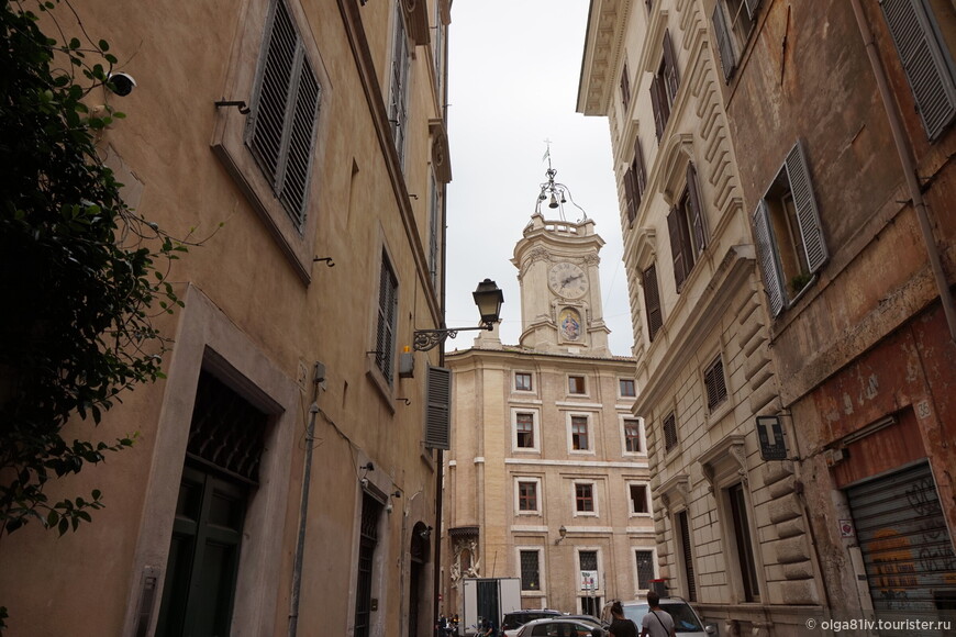 Невесомый и кружевной купол - очередной и неявный для рядового туриста шедевр Бернини, одно из скрытых сокровищ Рима.