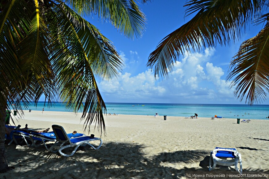 Идеальный пляж - белый мелкий песок, прозрачная вода и пальмы