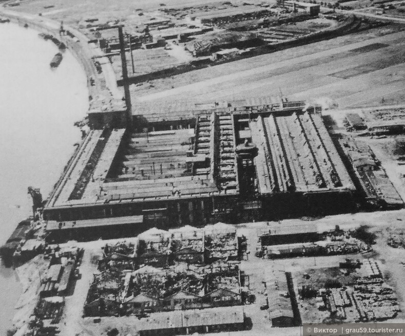 Аэроснимок завода Форд-Werke. Обратите внимание на разрушенные бараки на переднем плане. (Из Интернета)