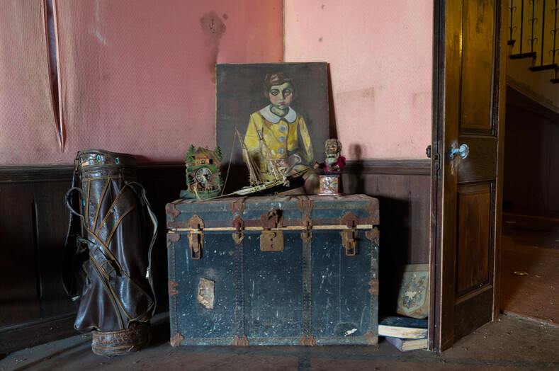Место, пропитанное американской историей: фотограф нашел заброшенный особняк, который как будто застыл в прошлом