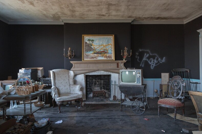 Место, пропитанное американской историей: фотограф нашел заброшенный особняк, который как будто застыл в прошлом