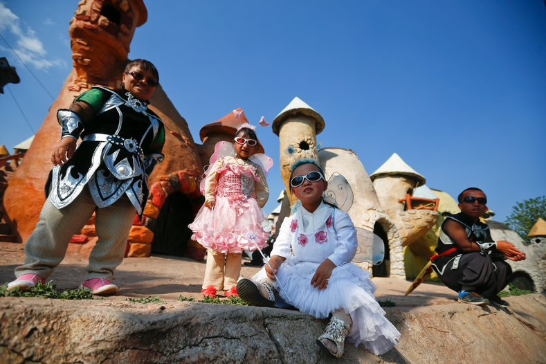«Империя маленьких людей»: фото шокирующего парка в Китае, который возмутил весь мир