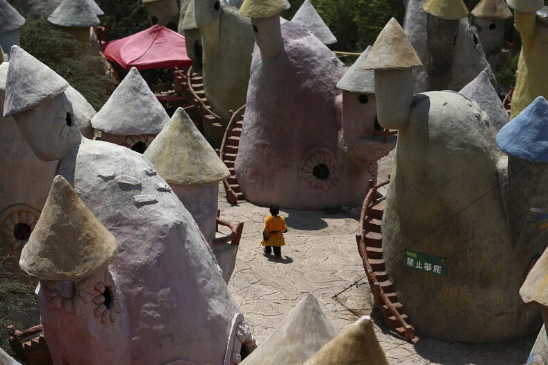 «Империя маленьких людей»: фото шокирующего парка в Китае, который возмутил весь мир