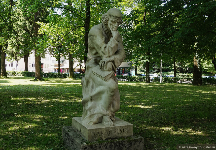Памятник Парацельсу в парке