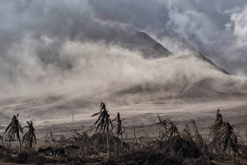 Черно-белый картина вместо красочных пейзажей: 15 впечатляющих фотографий после извержения вулкана на Филлипинах