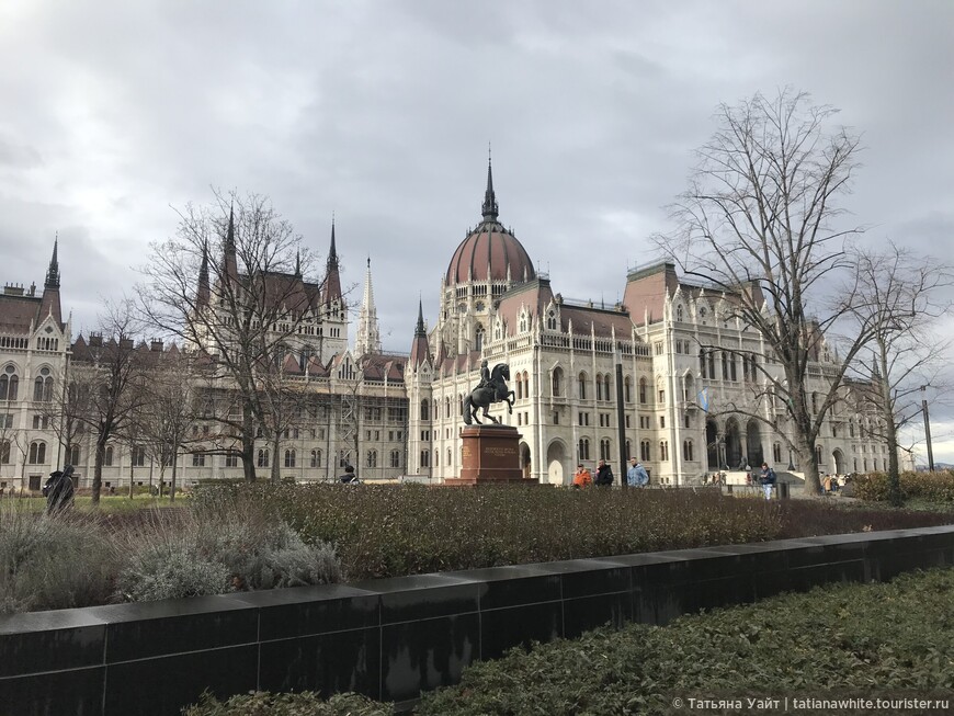 Место притяжения — здание венгерского парламента (Országház) изнутри