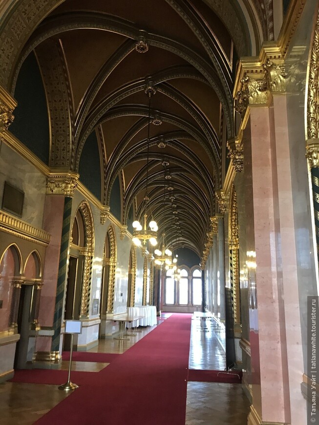 Место притяжения — здание венгерского парламента (Országház) изнутри