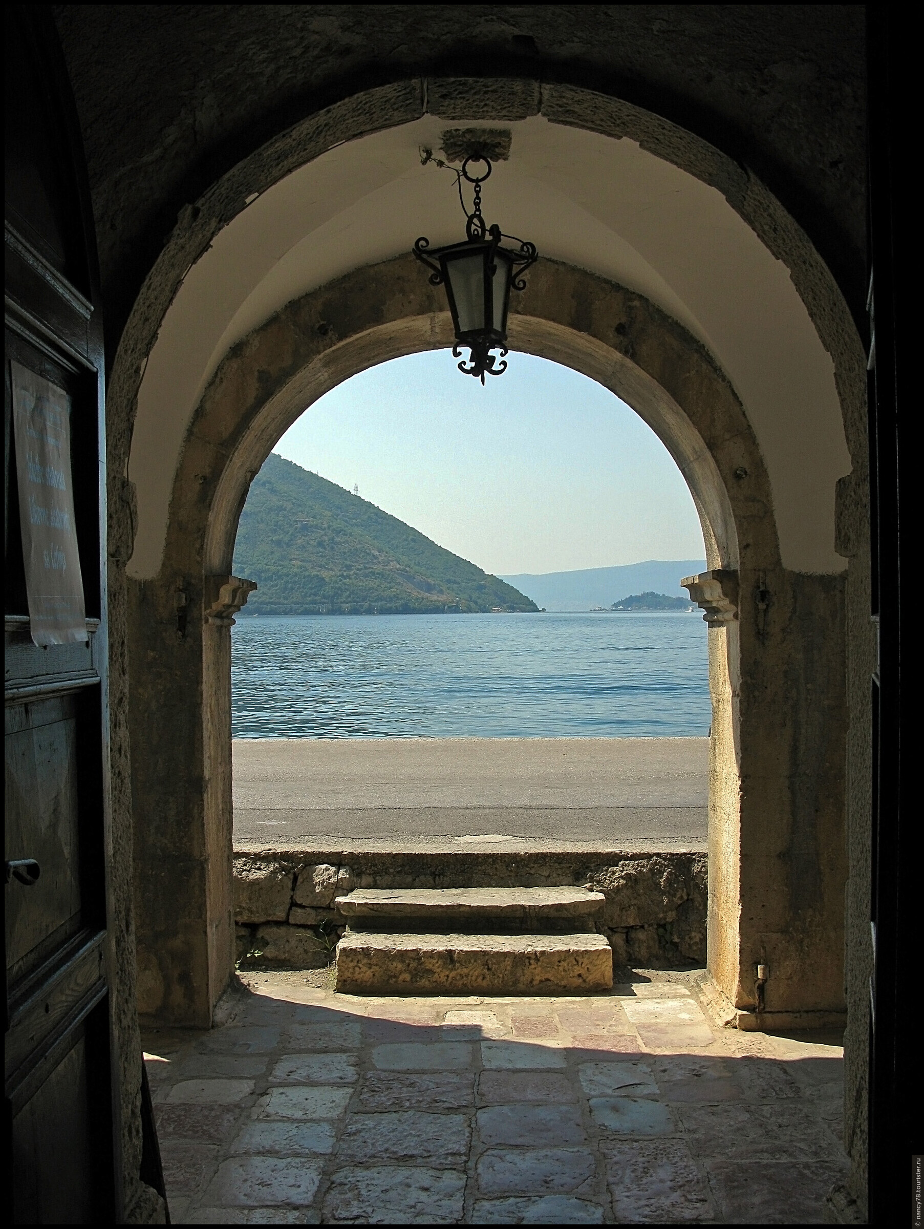 Арка море. Пераст остров Богородицы. Венецианская арка Черногория. Арка в море.