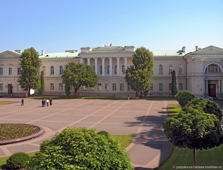 Президентский дворец построен в стиле позднего классицизма. Последняя перестройка была в 1792 году