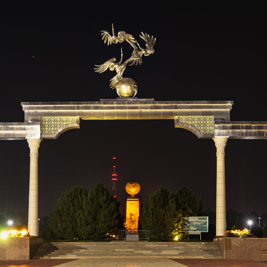 Вид на арку и монумент в ночное время