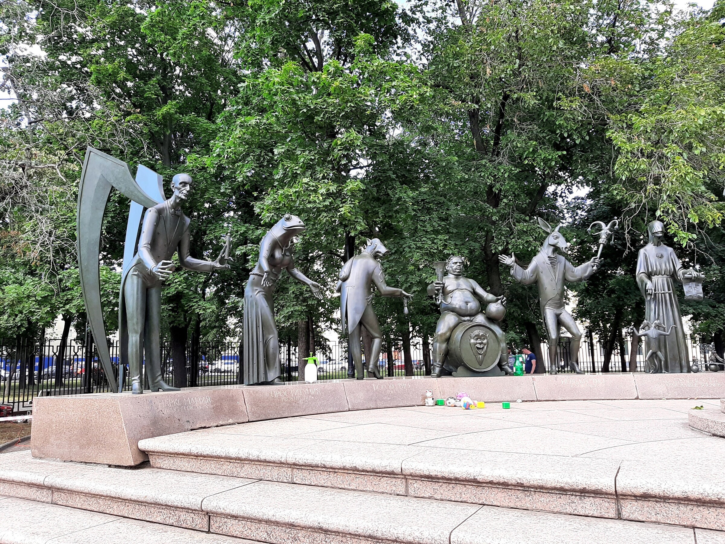 Дети — жертвы пороков взрослых: описание памятника на Болотной в Москве, автор, фото, как добраться