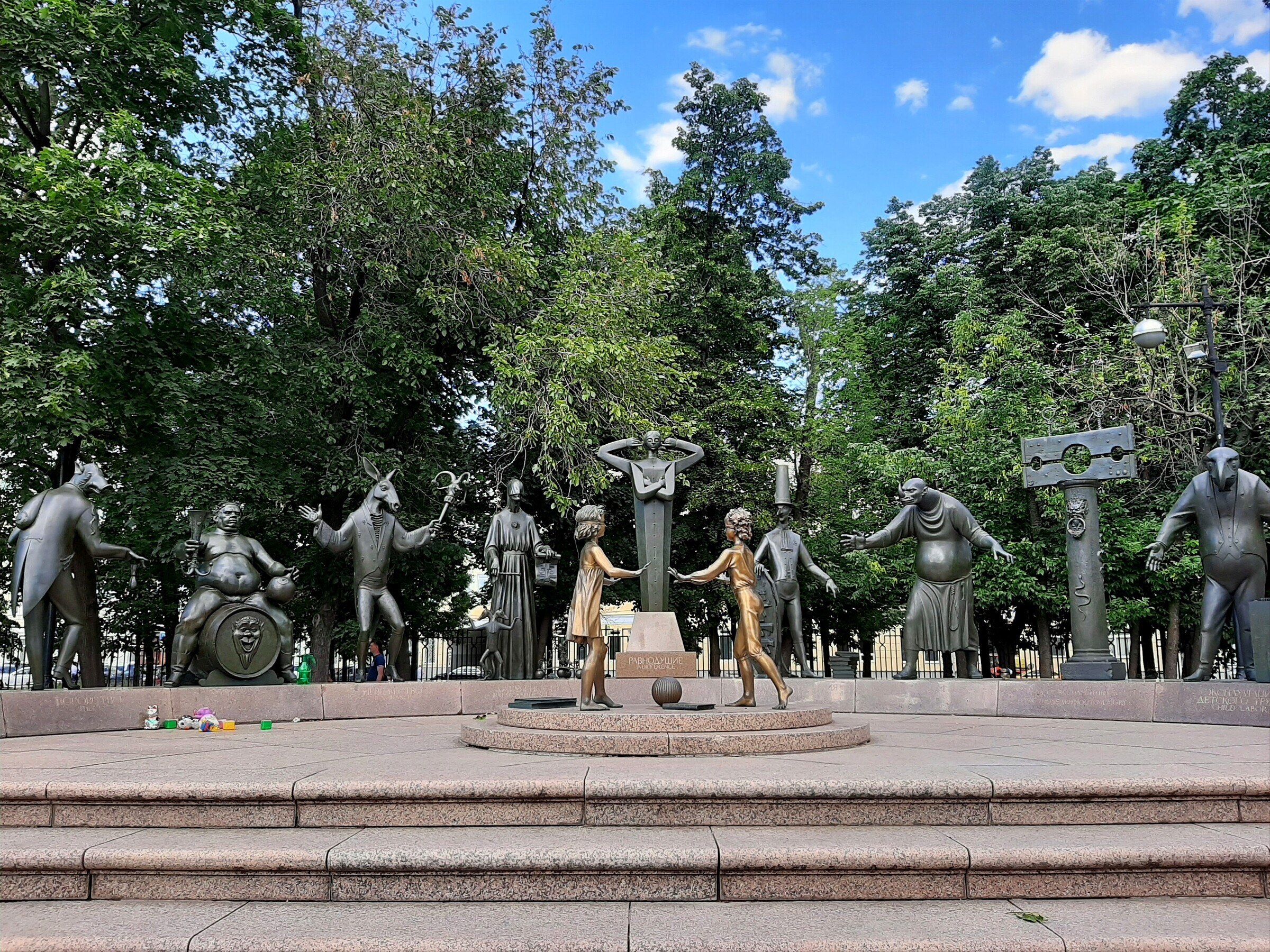 Дети — жертвы пороков взрослых: описание памятника на Болотной в Москве, автор, фото, как добраться