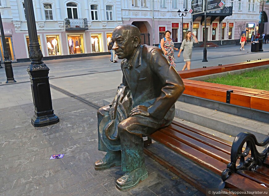 Перед зданием театра в 2006 году установили памятник актёру Евгению Евстигнееву. В нижегородском театре он не играл, но родился в Нижнем Новгороде (в 1926 г.) и окончил Горьковское театральное училище, которое сейчас носит имя Евгения Евстигнеева