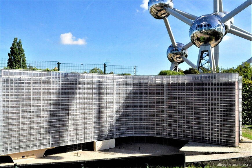 Здание Европейской Комиссии - Le Berlaymont в Брюсселе.