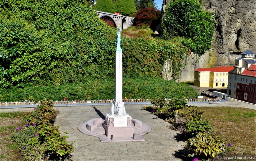 Памятник Свободы в Риге. Установлен впамять о борцах за независимость Латвии в 1935 году. Сохранился и в советский период. 