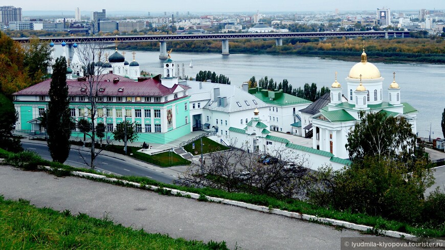 Благовещенский монастырь напротив Канавинского моста. Алексеевская церковь – с золотыми главами 