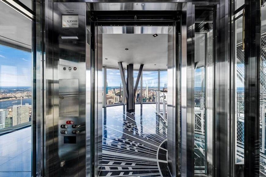 Вид из лифта на смотровую площадку