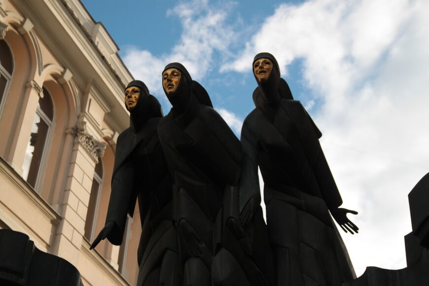 Скульптура «Три музы» крупным планом