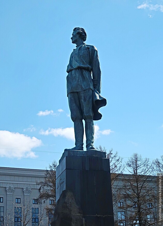 Памятник Максиму Горькому в сквере его имени