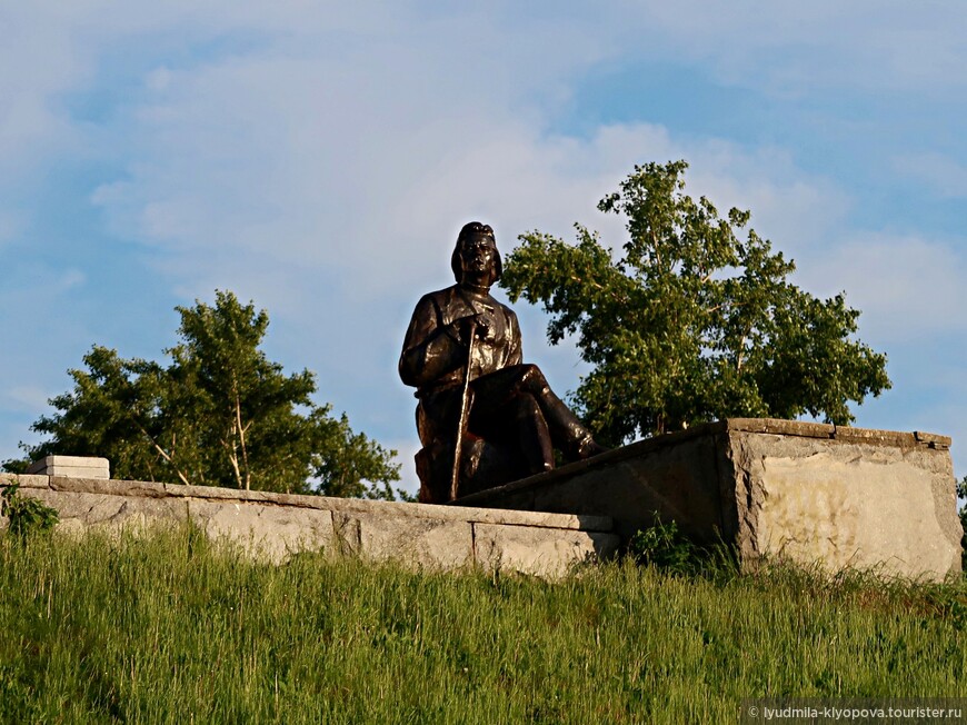 Памятник Максиму Горькому на набережной Федоровского