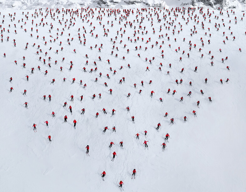 Опасная фотосессия: альпинисты взошли на одну из труднодоступных вершин Альп, где погибли сотни людей