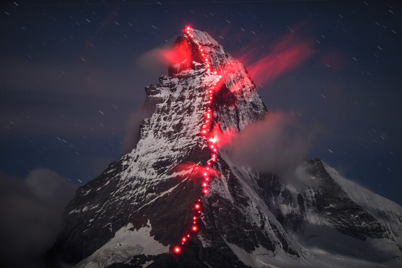 Опасная фотосессия: альпинисты взошли на одну из труднодоступных вершин Альп, где погибли сотни людей