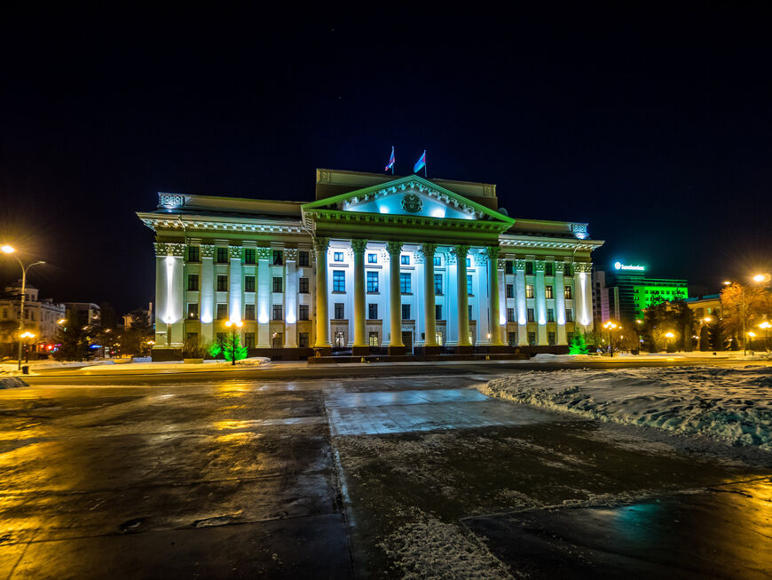Здание областной Администрации ночью
