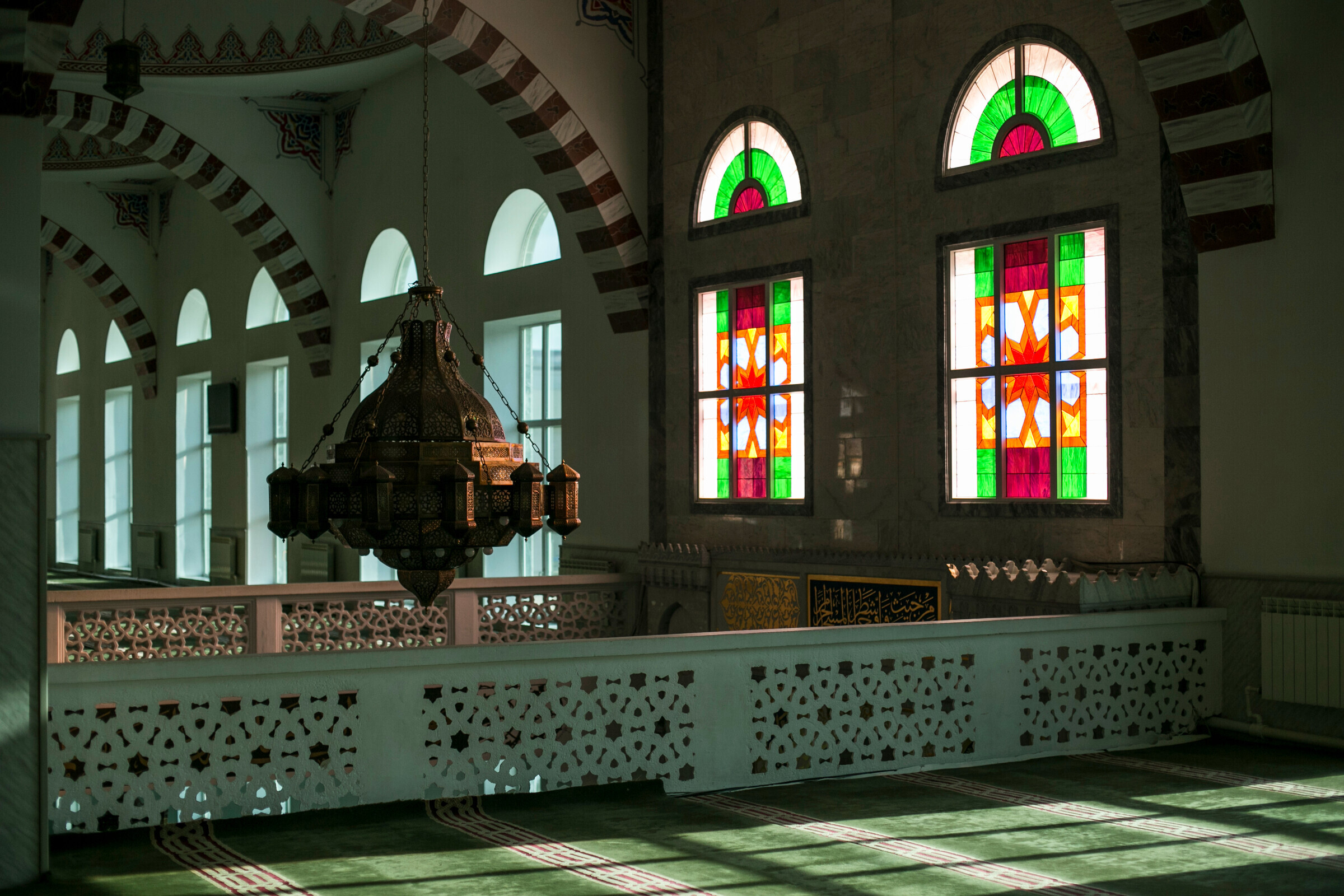 Азан в джума мечети. Центральная Джума-мечеть Махачкала. Центральная Джума-мечеть (Дагестан, Махачкала). Джума мечеть Махачкала внутри. Джума мечеть Дагестан Дербент.