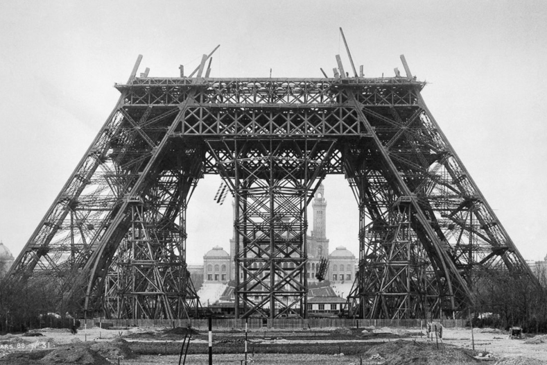 Ретрофото самой романтичной достопримечательности на Земле: как строили Эйфелеву башню 130 лет назад