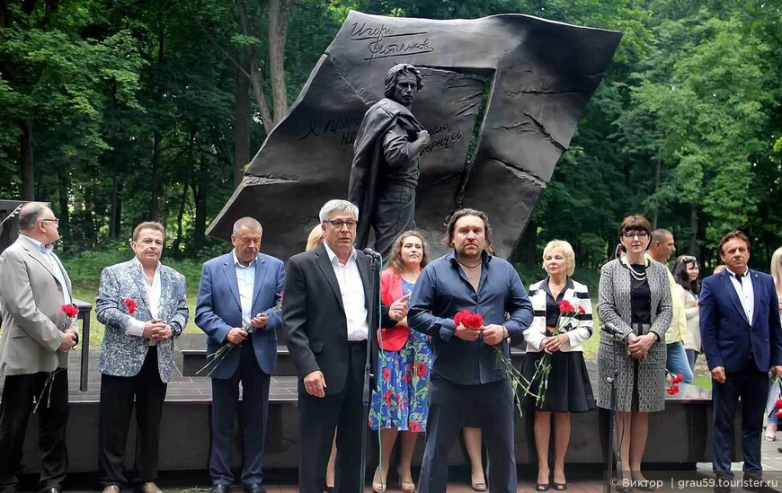 Казанский на переднем фоне с цветком в руках (Из Интернета)