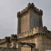 Мардакянский замок, он был построен в оборонительных целях, имеет необычную для архитектуры Востока четырёхугольную форму