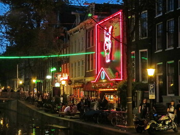 Квартал красных фонарей в Амстердаме закрывают для групповых туров