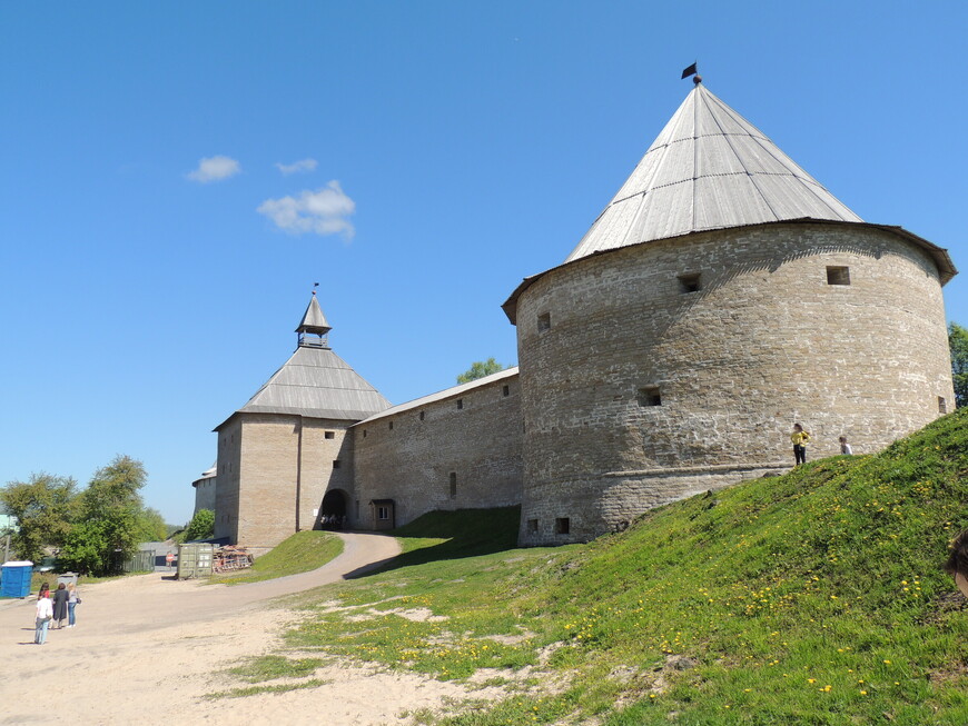 На фотографии: Воротная башня (вход в крепость)  и Климентовская башня (слева -направо).