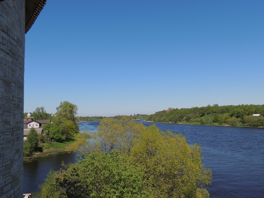 Вид на окружающие пейзажи и реку Волхов.