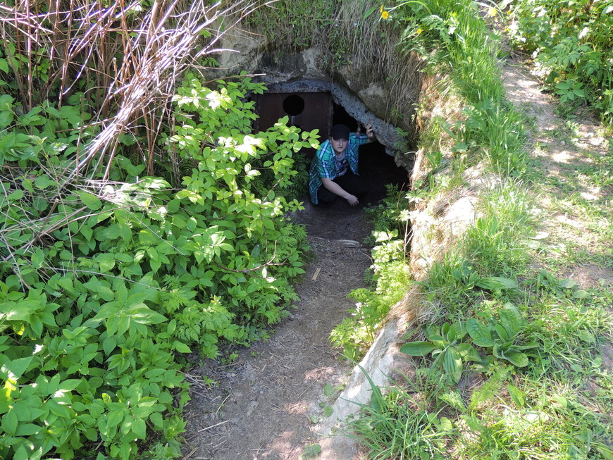 Вход в Староладожскую пещеру. 