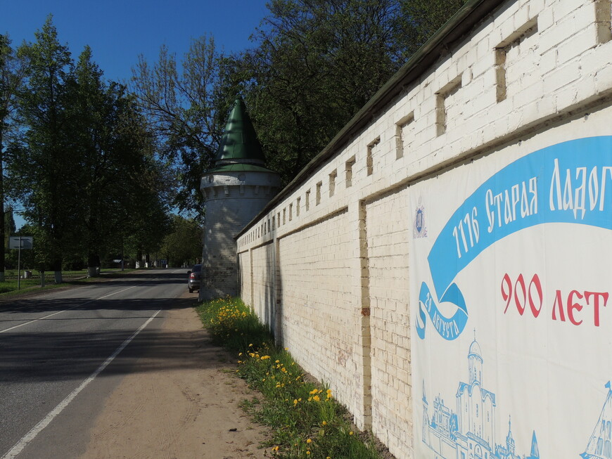 Кирпичная ограда с башенками  Свято-Успенского монастыря. 