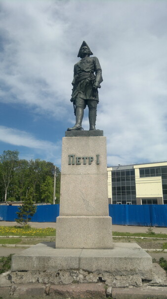 На причале стоит памятник великому реформатору императору Российской Империи - Петру I.