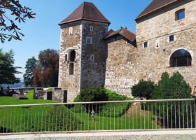 Средневековый замок в центре столицы Словении -Любляне