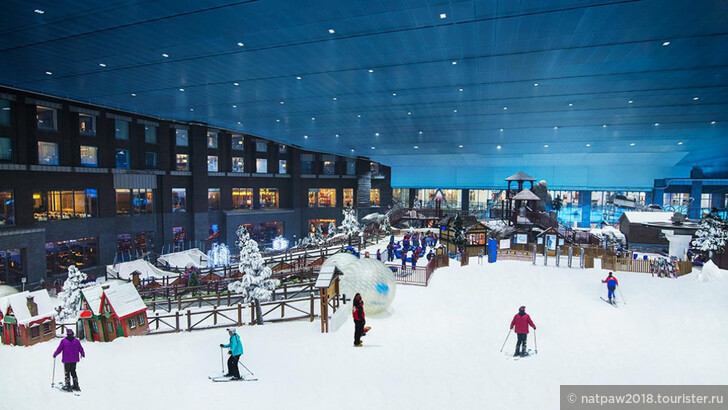 Ski Dubai — парк развлечений и первый горнолыжный комплекс на Ближнем Востоке под крышей и один из крупнейших в мире с площадью около 22,5 тыс. м², круглый год покрытый искусственным снегом. 