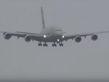 Крупнейший в мире авиалайнер «завис» над ВПП из-за урагана в Британии (видео) 