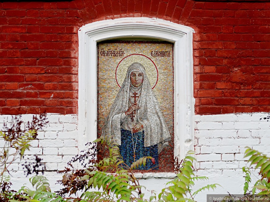 Окно кельи Елизаветы Фёдоровны закрыто её иконой в мозаичном исполнении