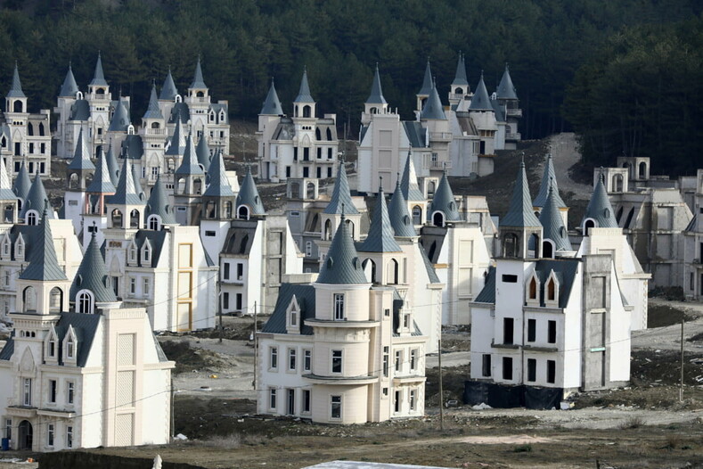ТОП-10 фото города-призрака, построенного из сотни диснеевских замков