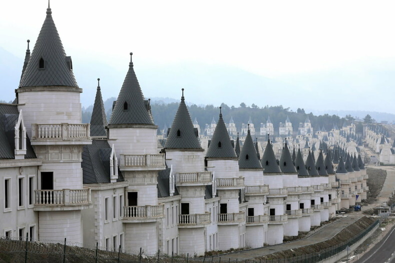 ТОП-10 фото города-призрака, построенного из сотни диснеевских замков