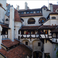 Замок Бран имеет 4 уровня, которые соединяются лестницей. Залы и коридоры замка составляют загадочный лабиринт.
