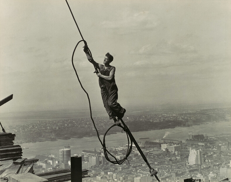 Шок-фото рабочих, балансирующих на высоте сотен метров: как в начале XX века строили самое высокое здание в США